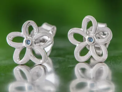 Ohrringe mit blauen Diamanten