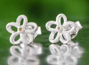 Silberohrringe in Blumenform