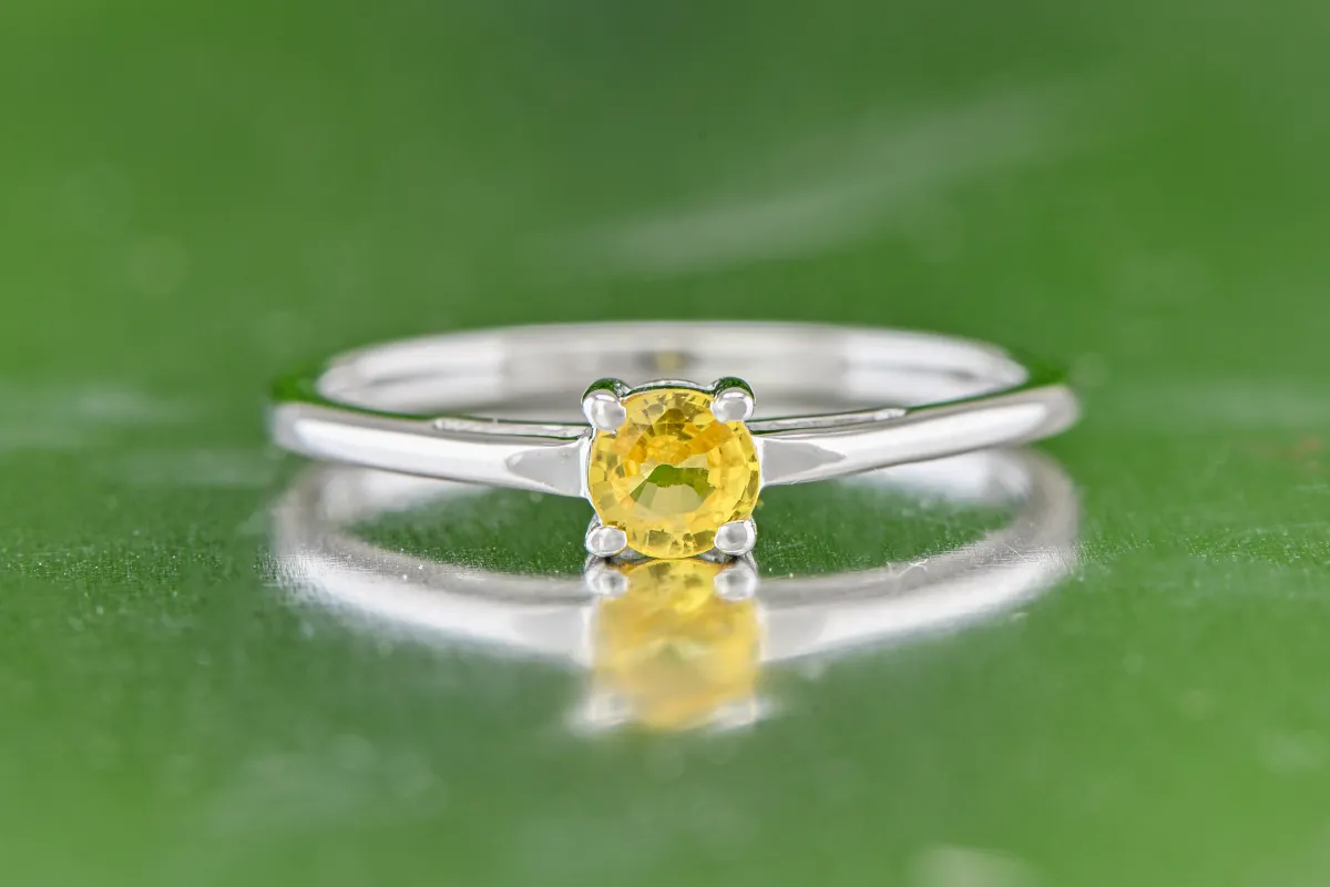 Silberring mit gelbem Saphir