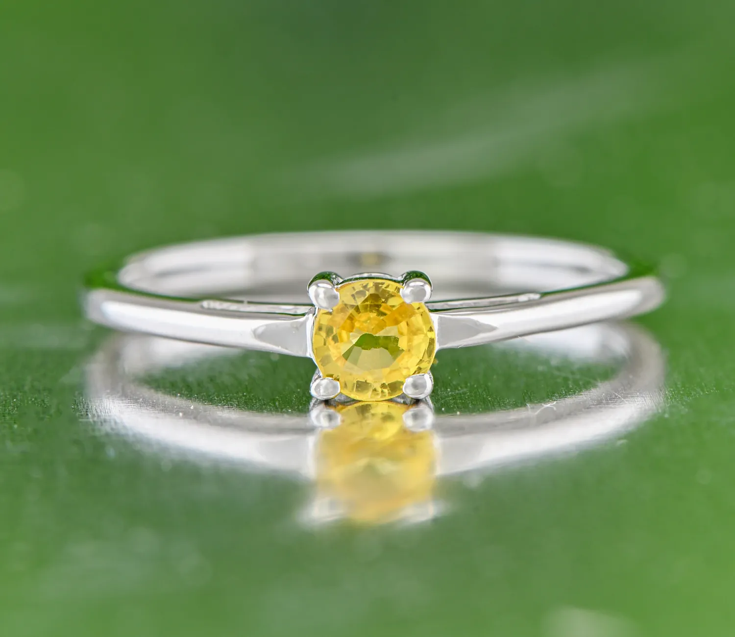 Silberring mit gelbem Saphir