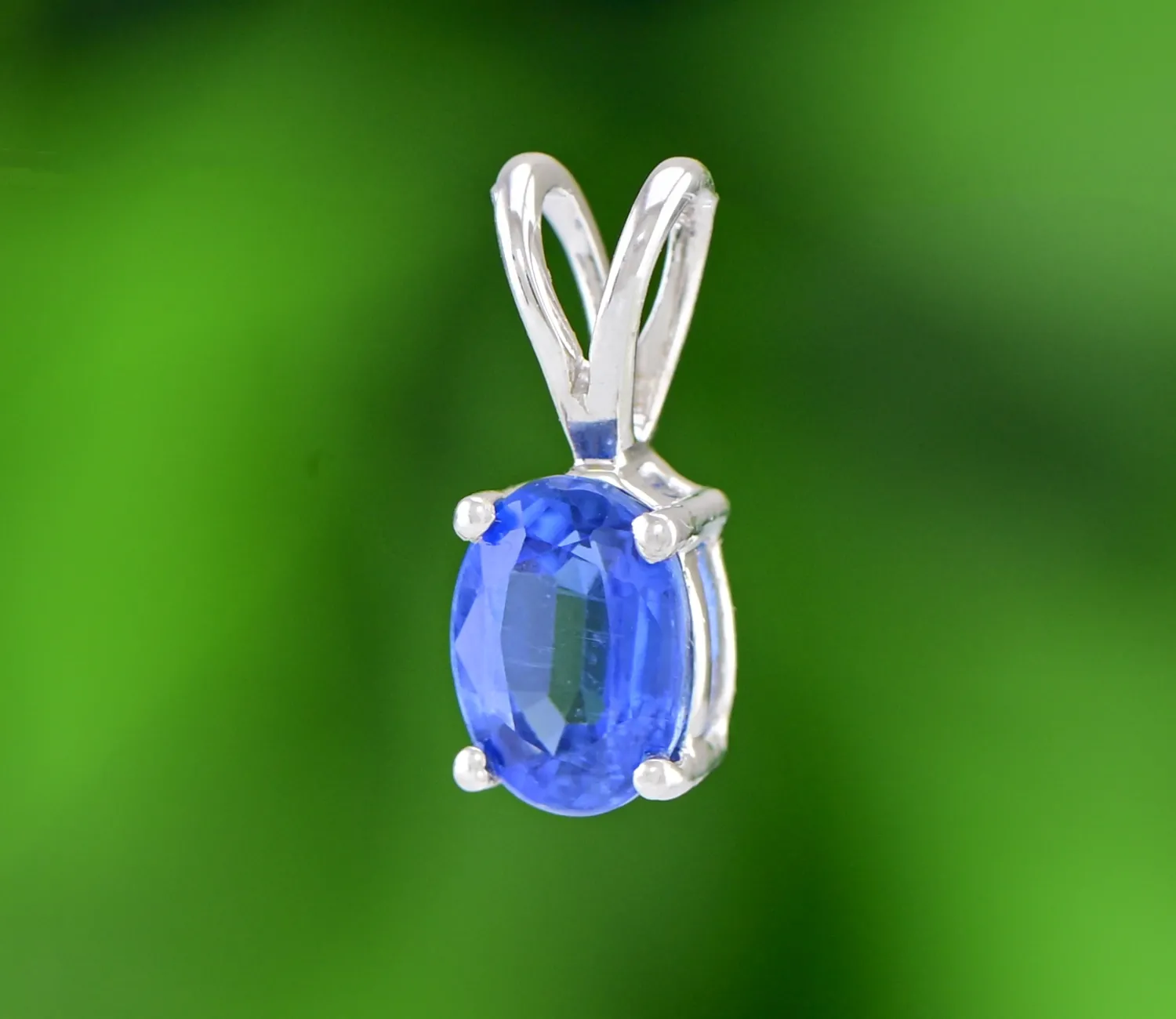 Silberanhänger mit blauem Kyanit