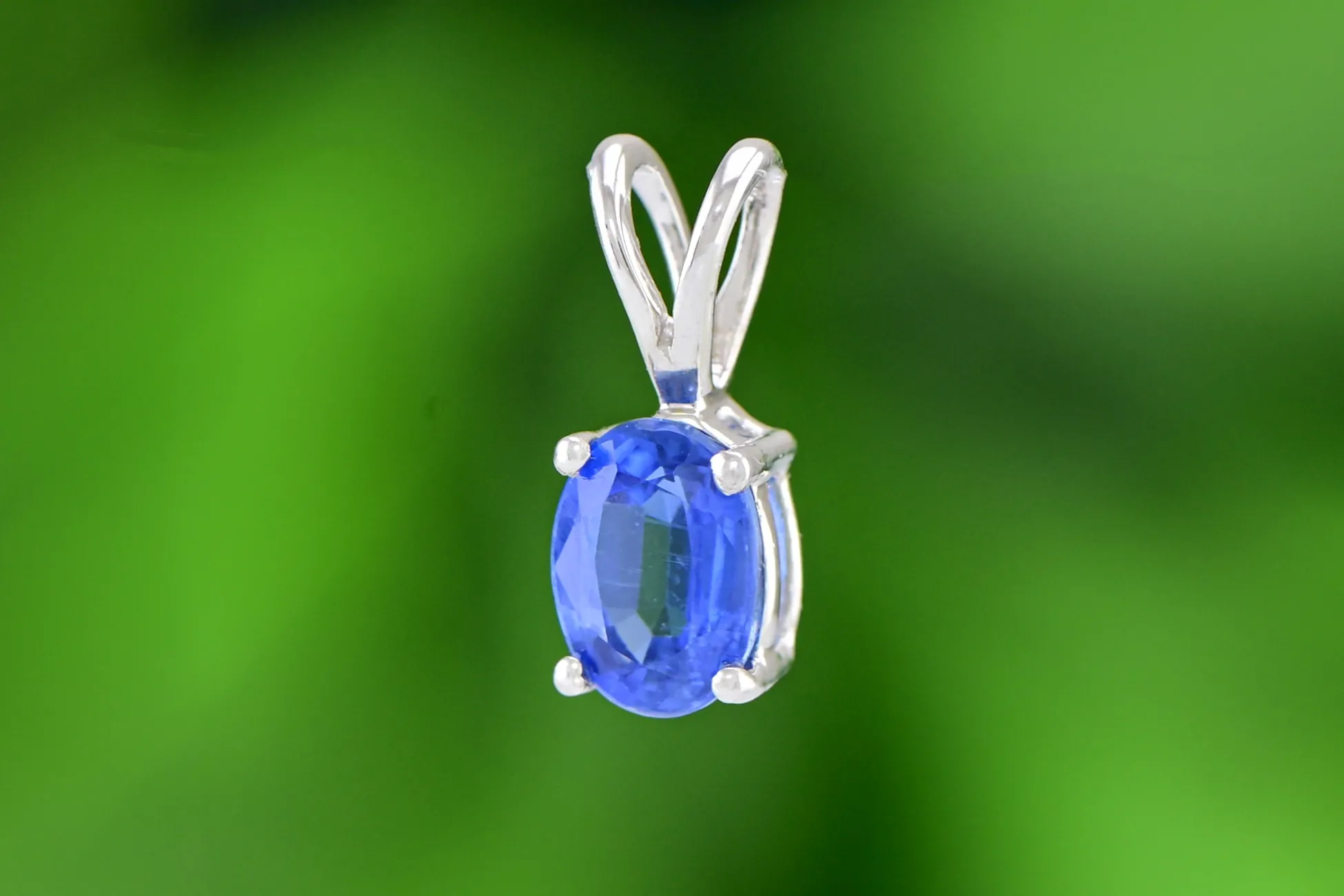 Silberanhänger mit blauem Kyanit