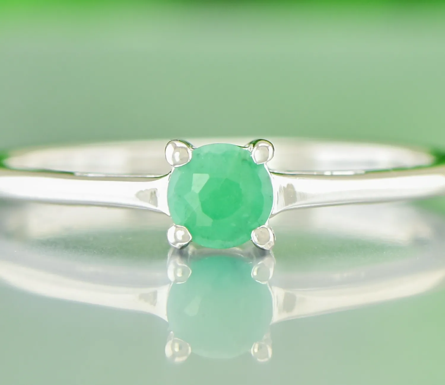 Eleganter Ring mit Smaragd