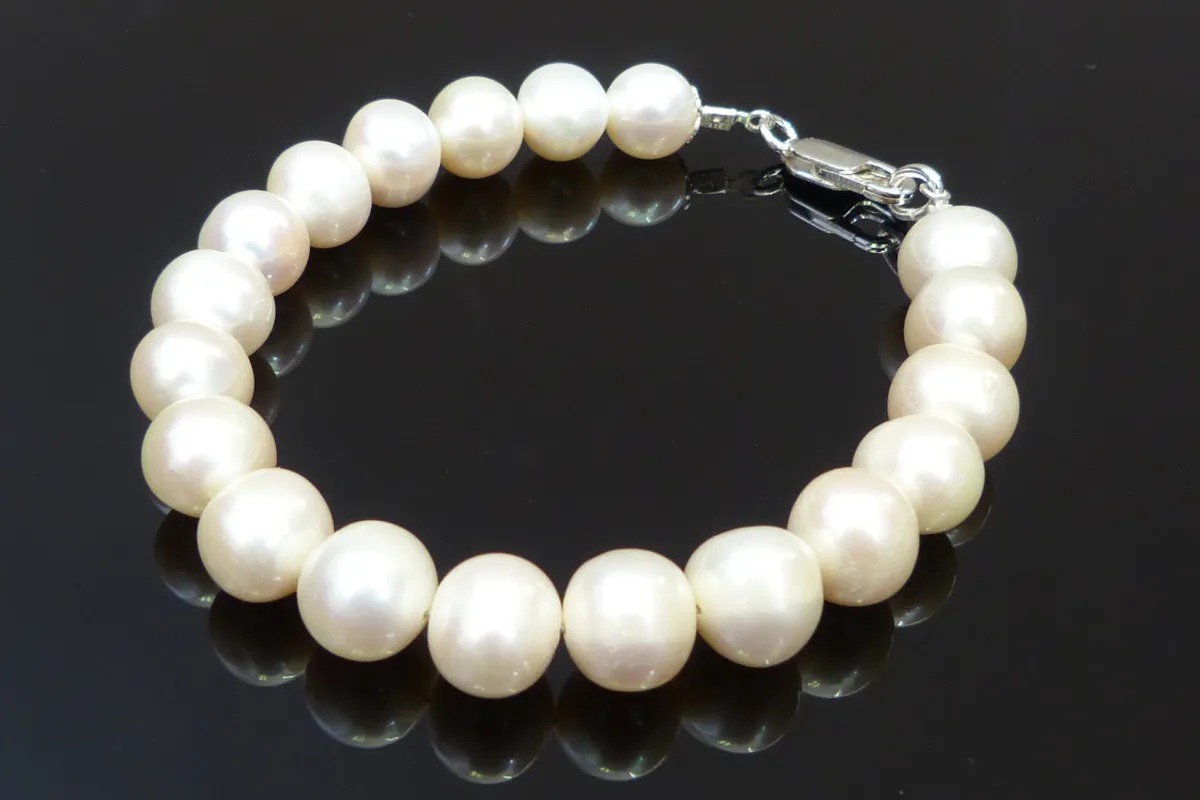 Armband mit weißen Perlen
