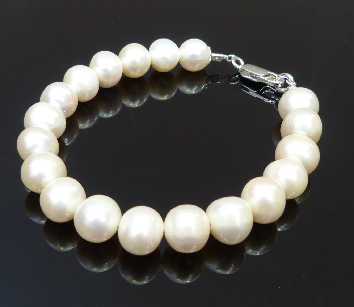 Armband mit weißen Perlen
