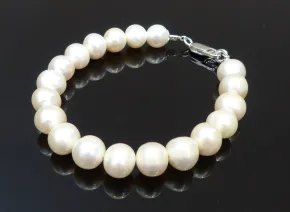Armband mit weißen Perlen