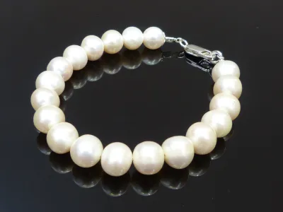 Armband mit weißen Perlen