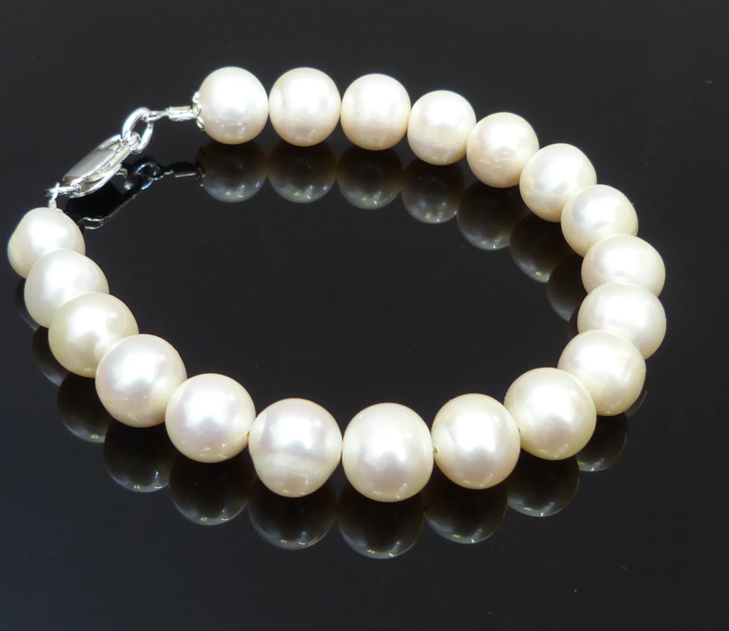 Armband mit weißen Perlen