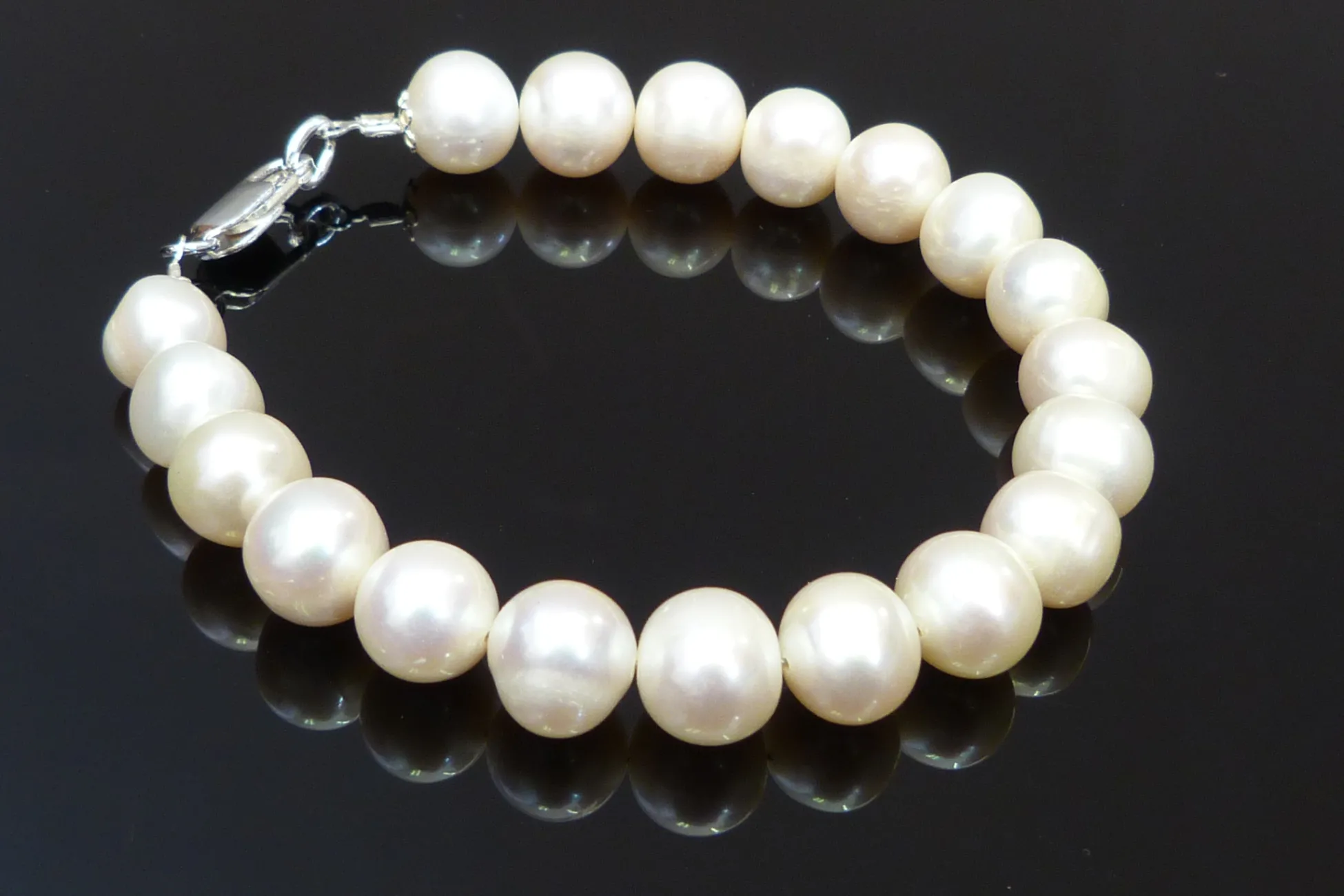 Armband mit weißen Perlen