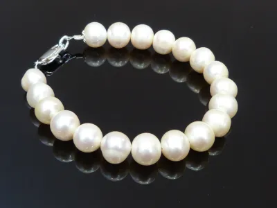 Armband mit weißen Perlen