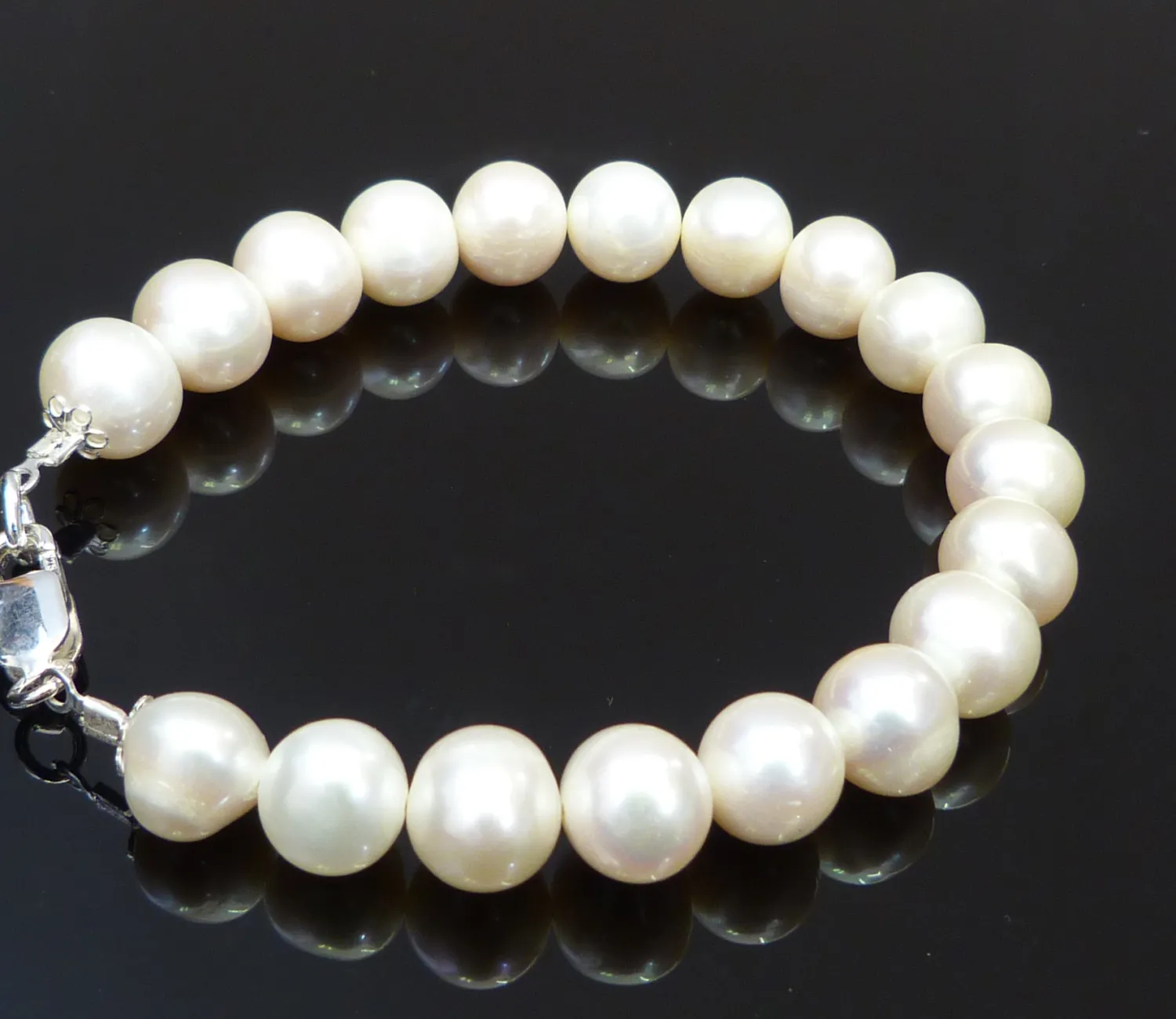 Armband mit weißen Perlen