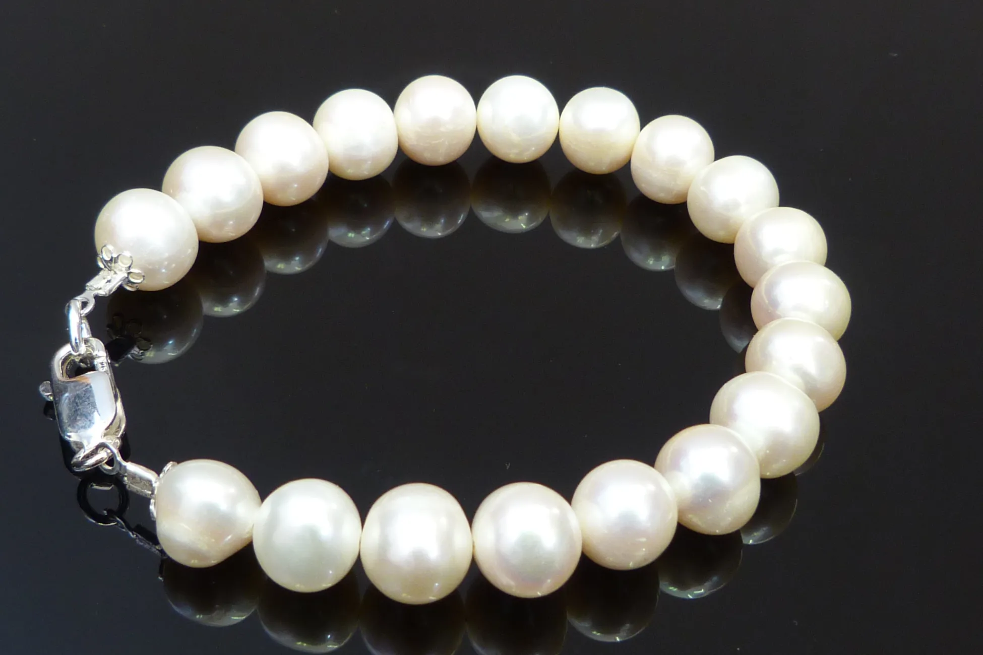 Armband mit weißen Perlen