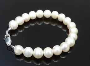 Armband mit weißen Perlen