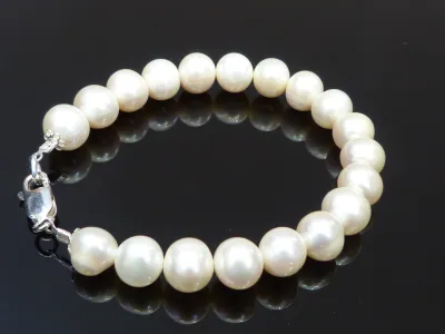 Armband mit weißen Perlen